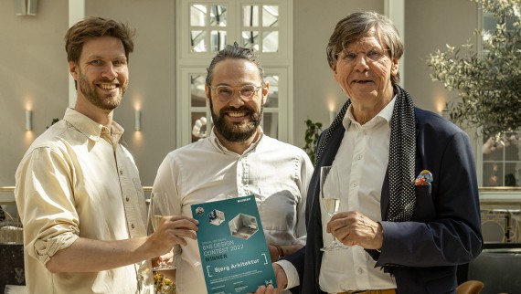 Das Gewinnerteam (v.l.): Archiketen Mads Bjerg Nørkjær und Carsten Wraae Jensen mit BJERG Arkitektur-CEO und -Gründer Kjeld Bjerg. (Foto: Wilfred Gachau)