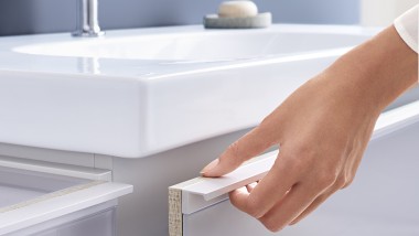 Mobilier pentru baie cu sertar cu închidere automată