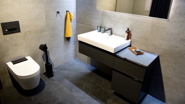 Minimalistiška išvaizda su juoduoju chromu vonios kambaryje