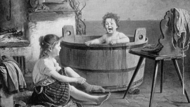 Dieťa sa kúpe vo vaničke