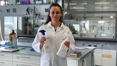 Marianne Krüger presso il laboratorio di Geberit