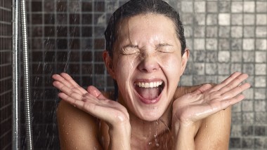 Femme frissonnante sous la douche