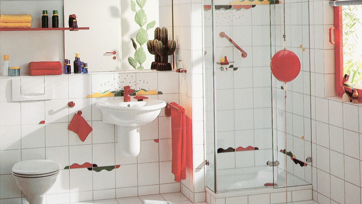 A bathroom like this with a separate shower and playful colour accents in the tiles was very fashionable