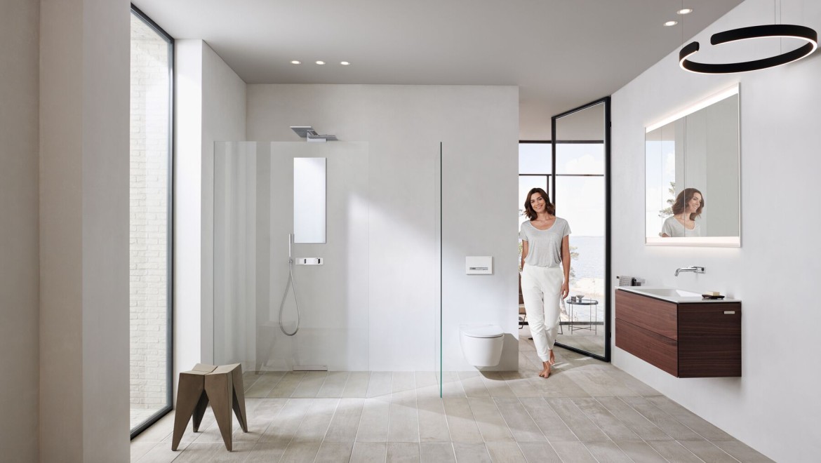 Geberit ONE badkamer met witte, sanitaire keramiek en badkamermeubilair (© Geberit)