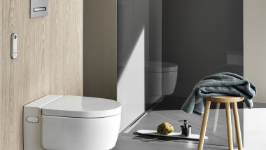 WC lavant Geberit AquaClean Maïra Comfort avec télécommande et plaque de déclenchement Sigma50 (© Geberit)