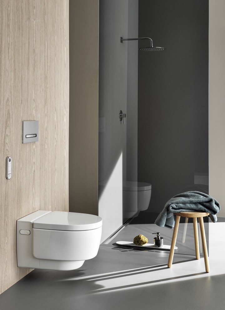 Vas wc cu funcție de bideu Geberit AquaClean Mera Comfort cu telecomandă și clapetă de acționare Sigma50 (© Geberit)