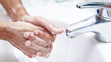 Tvättar händer i tvättstället
