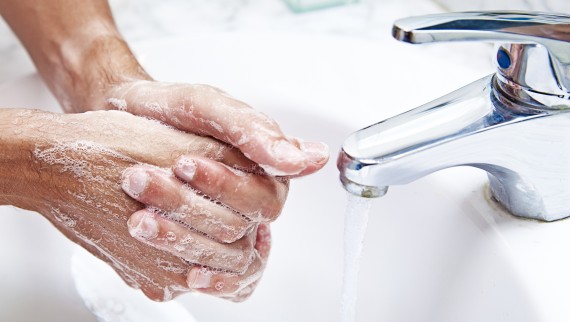 Handen wassen in de wasbak