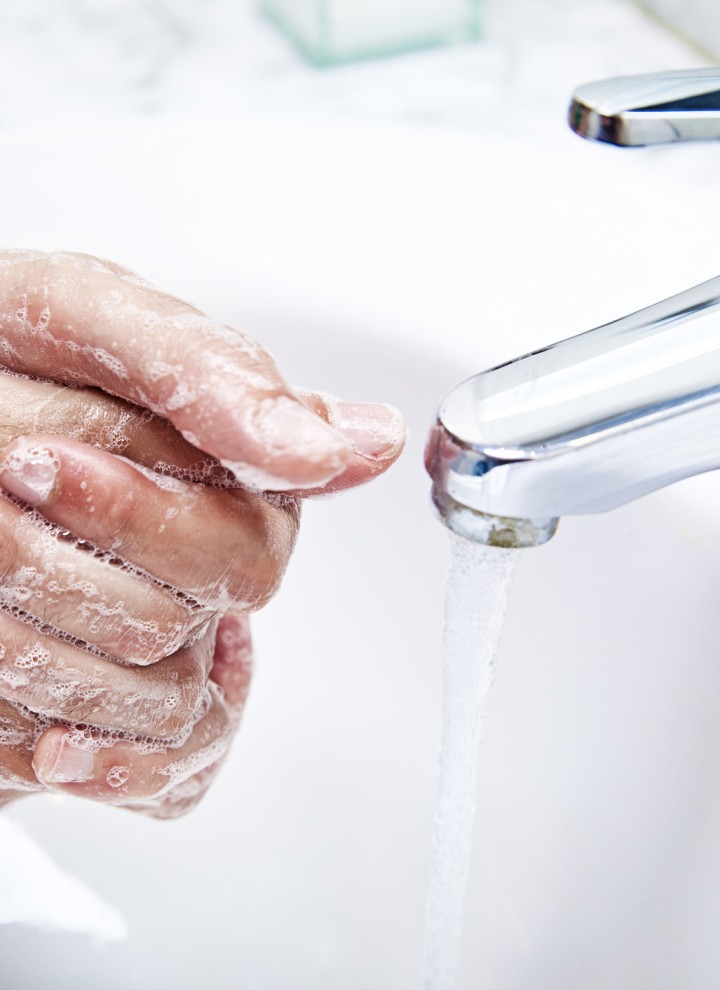 Миття рук в умивальнику