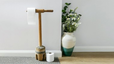 Špeciálny drevený držiak na toaletný papier
