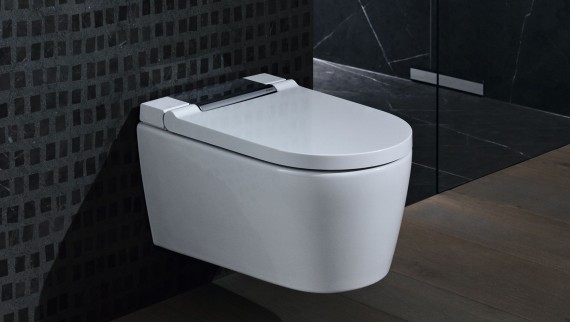 Dusch-WC Geberit AquaClean Sela Chrom glänzend in einem schwarzen Badezimmer