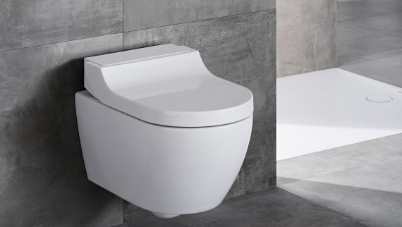 Dusch-WC Geberit AquaClean Tuma Classic in einem grauen Badezimmer